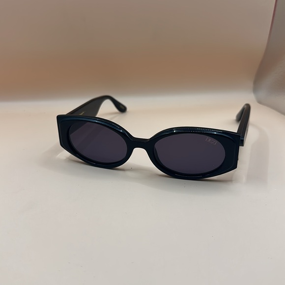 DEZI Perrona Sunglasses - Picture 1 of 4